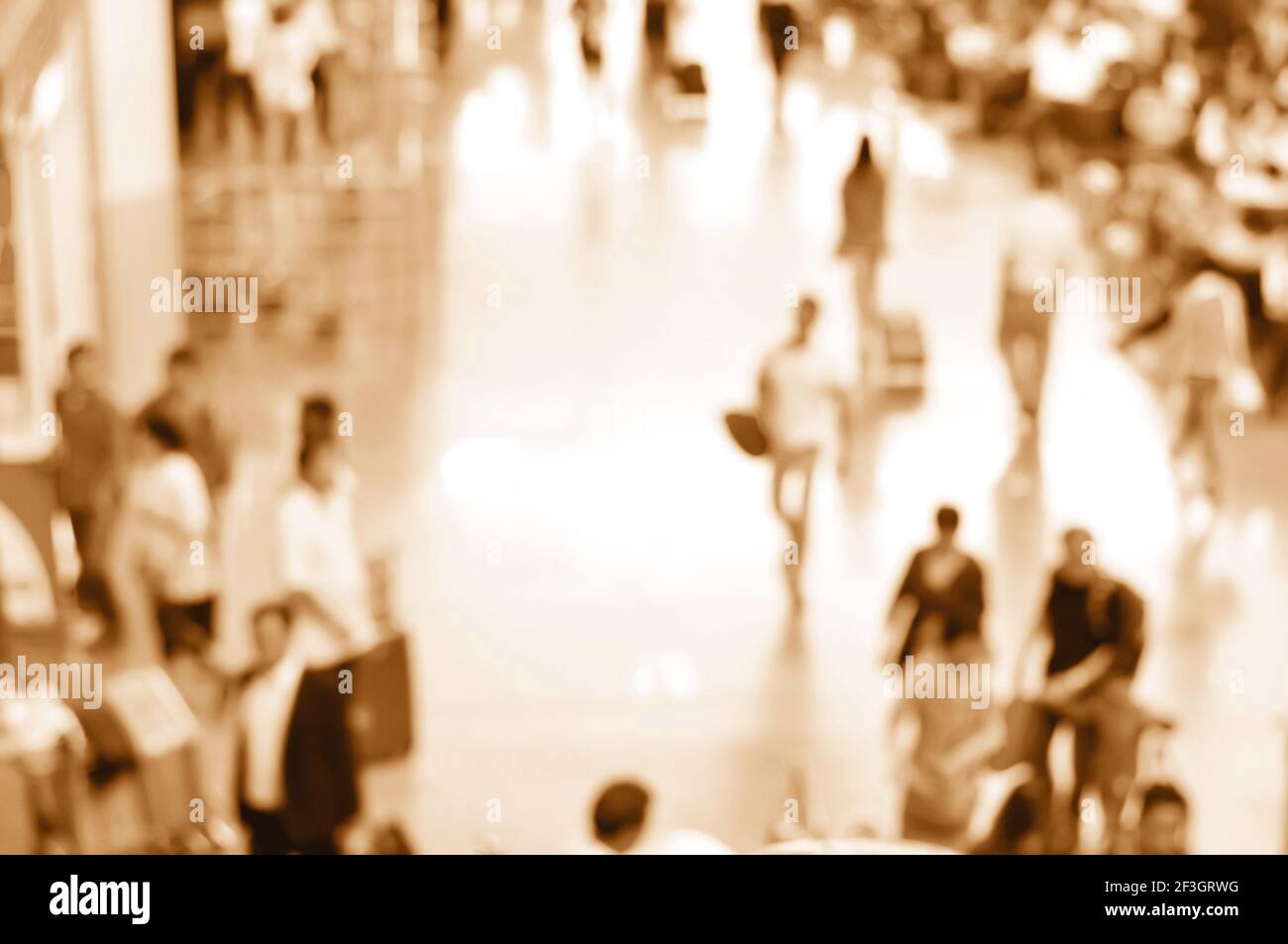 Verschwommene Personen im Flughafenflur in braunem Sepia-Effekt können als Hintergrund verwendet werden Stockfoto