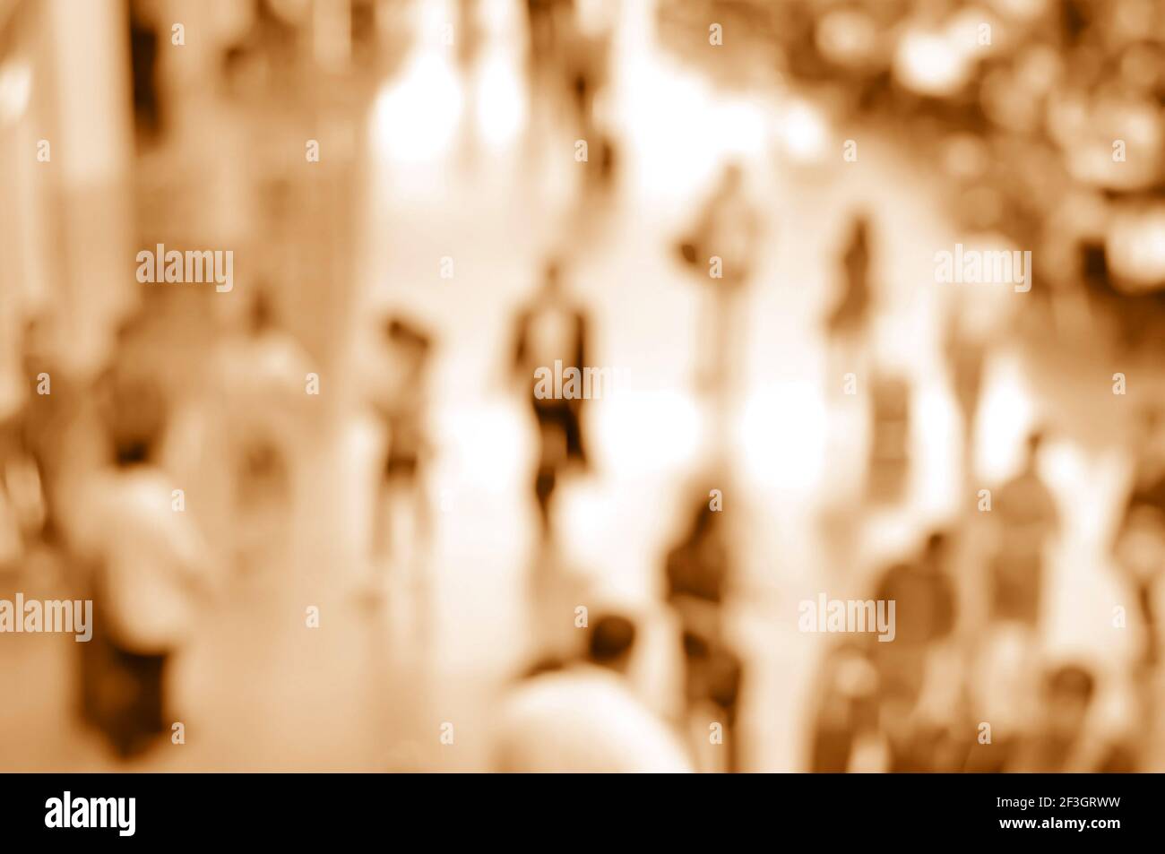 Verschwommene Personen im Flughafenflur mit Sepia-Effekt können als Hintergrund verwendet werden Stockfoto