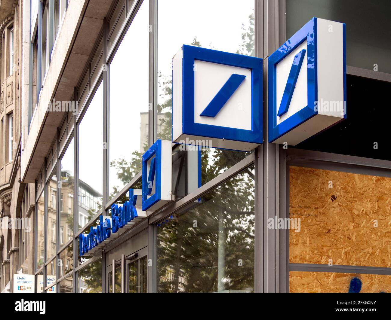 Deutsche Bank in Stuttgart. Logo und Symbol auf einem Gebäude in Stuttgart Stockfoto