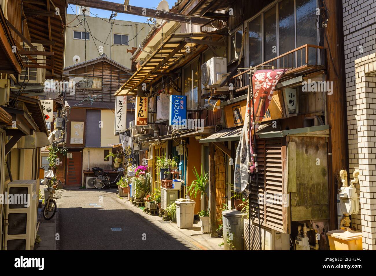 Kagoshima, Japan, 20 März 2020 - Historische Geschäfte und Bars, Kagoshima, Japan. Während der Showa-Zeit beliebter Treffpunkt für Getränke. Stockfoto