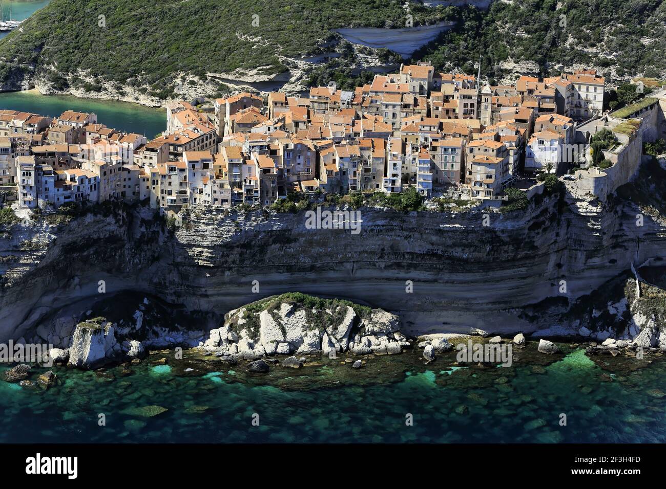 Südkorsika, Bonifacio: Luftaufnahme der Stadt auf einem Vorgebirge und seinen Kalksteinfelsen an der Südspitze der Insel Korsika. Stockfoto