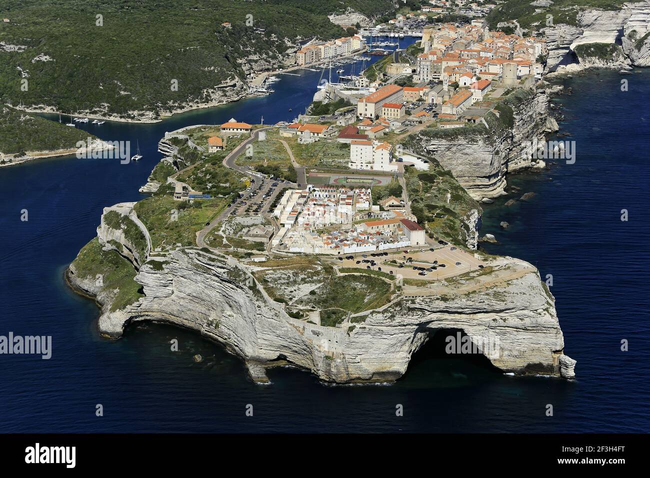 Südkorsika, Bonifacio: Luftaufnahme der Stadt auf einem Vorgebirge und seinen Kalksteinfelsen an der Südspitze der Insel Korsika. Stockfoto