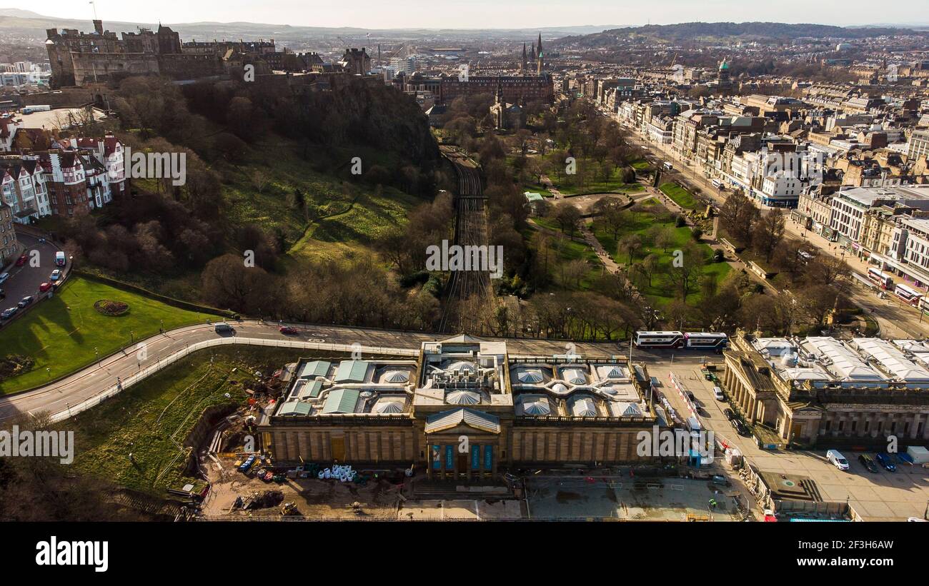 Eine Luftaufnahme der schottischen Nationalgalerie mit einem Hintergrund des Edinburgh Castle. Kredit: Euan Cherry Stockfoto