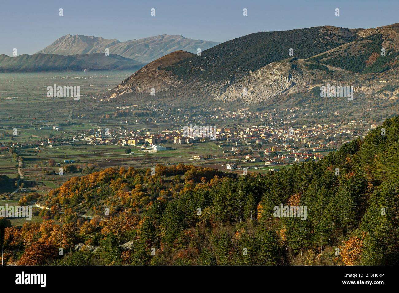 Die Stadt Gioia dei Marsi stellt eines der Tore des Schutzgebietes der Abruzzen Latium und Molise Nationalpark. Gioia dei Marsi, Provinz Stockfoto