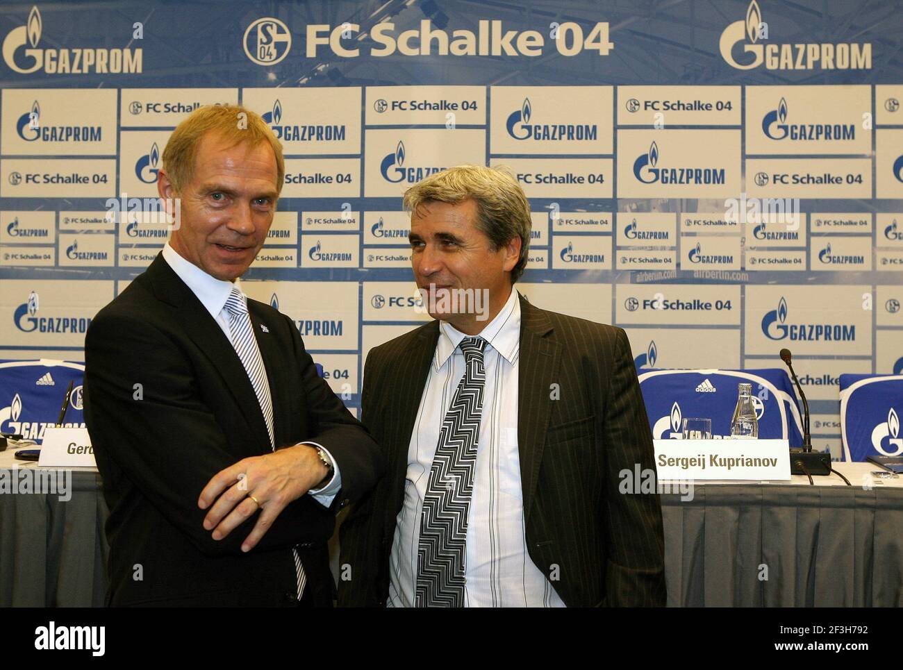 firo Fußball, Fußball 10.10.2006 1st Bundesliga Saison 2006/07 FC Schalke 04 PK, Pressekonferenz in Dresden der russische Energiekonzern GAZPROM ist neuer Hauptsponsor des FC Schalke 04. Ab dem 1st. Januar 2007 tragen die Bergarbeiter das GAZPROM-Logo auf ihrer Brust. Bodo MENZEL und Rudiger MENGEDE vor Schalke Plakatwand Copyright by firo sportFoto: Pfefferackerstr. 2A 45894 Gelsenkirchen www.firosportphoto.de mail@firosportphoto.de (Volksbank Bochum-Witten) BLZ .: 430 601 29 Kt. Nr .: 341 117 100 Tel: 0209 - 9304402 Fax: 0209 - 9304443 - Nutzung weltweit Stockfoto