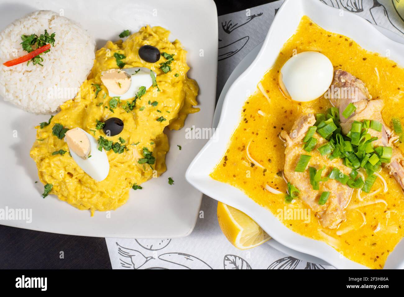 Hühnersuppe und Aji de gallina, peruanische traditionelle Küche Stockfoto