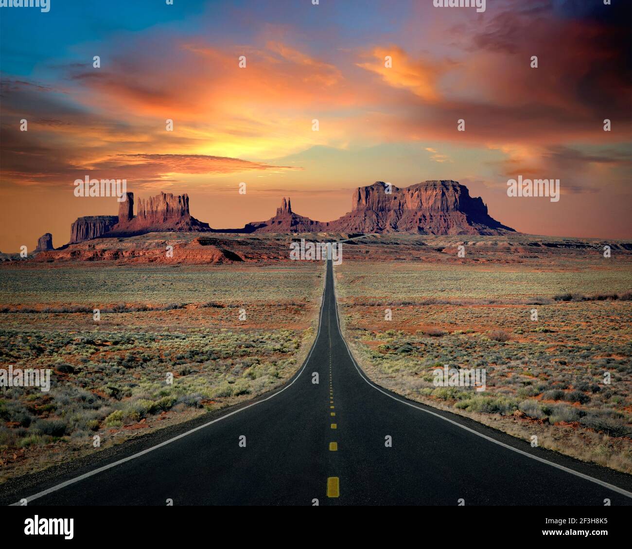 REISEKUNST: Highway 163 durch Monument Valley, Arizona/Utah, USA Stockfoto