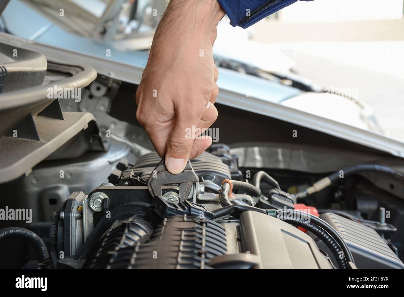 Mechanisches Handhalteschlüssel zur Befestigung des Automotors Stockfoto