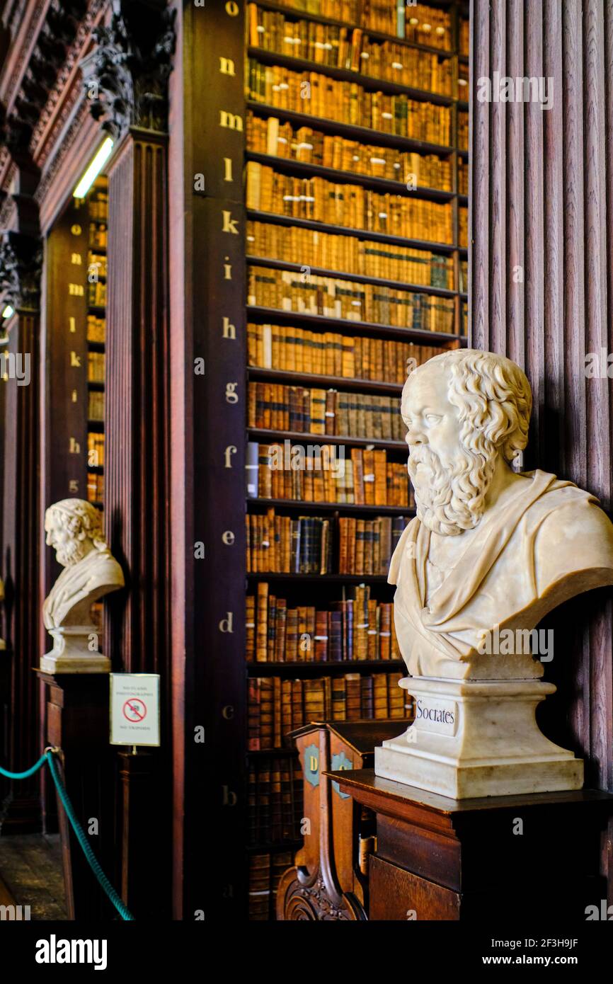 Republik Irland; Dublin, Bibliothek am Trinity College, The Long Room, eine schöne, berühmte und historische alte Bibliothek in Irland, Büste von Sokrates Stockfoto