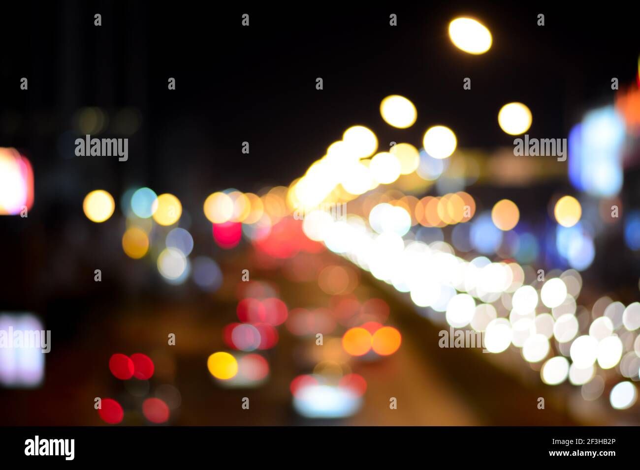 Bunt verschwommen Bokeh Hintergrund - von der Straße in der Nacht Stockfoto