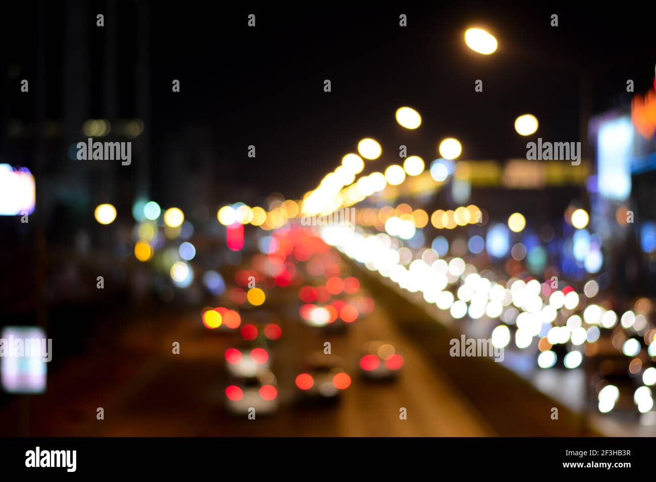 Bunt verschwommen Bokeh Hintergrund - von der Straße in der Nacht Stockfoto