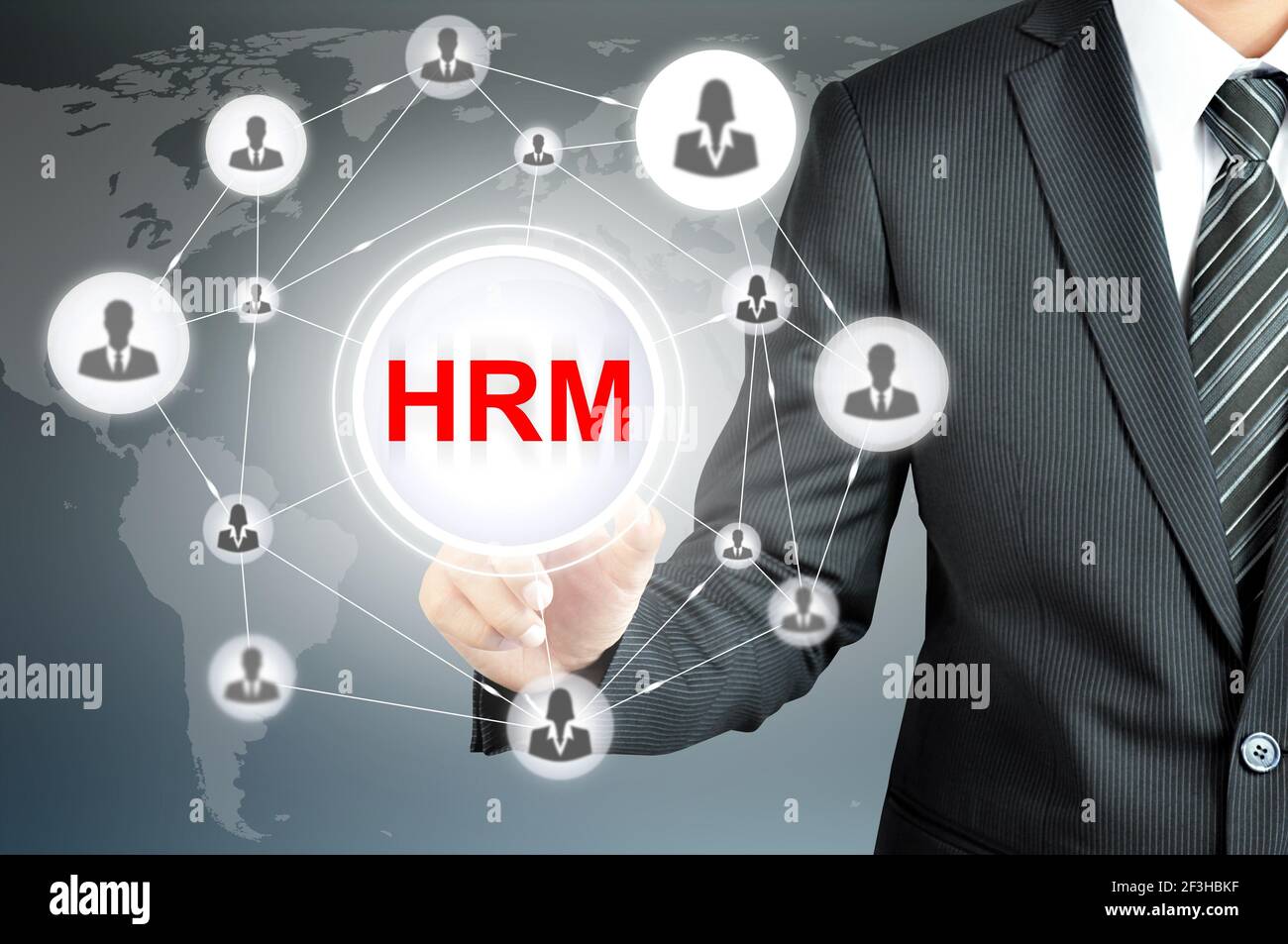 Geschäftsmann zeigt auf HRM (Human Resource Management) melden Sie sich auf dem virtuellen Bildschirm an, und verwenden Sie Personensymbole, die als Netzwerk verknüpft sind Stockfoto