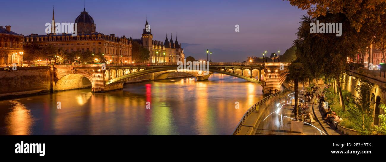 Die seine in Paris im Sommer (UNESCO-Weltkulturerbe). Leute, die sich abends auf Bänken entspannen. Frankreich Stockfoto