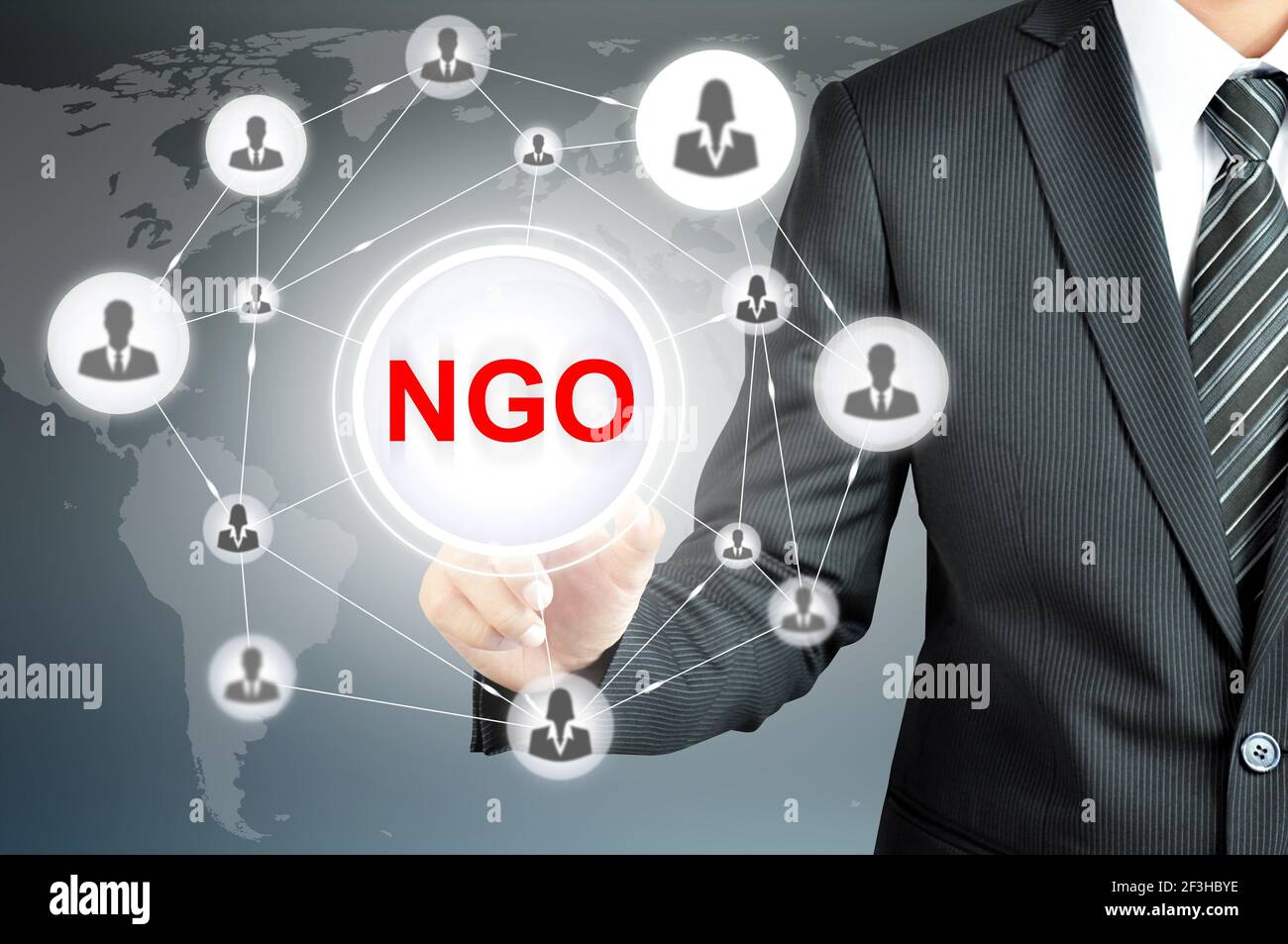 Geschäftsmann verweist auf NGO (Non-Governmental Organisation) melden Sie sich auf dem virtuellen Bildschirm an, und verwenden Sie Personensymbole, die als Netzwerk verknüpft sind Stockfoto