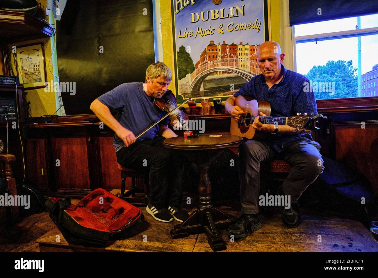 Republik Irland; Dublin, das touristische Viertel Temple Bar, das Oliver St. John Gogarty Pub, der irische Musiker Steve Shaw und Larry Fagan Stockfoto