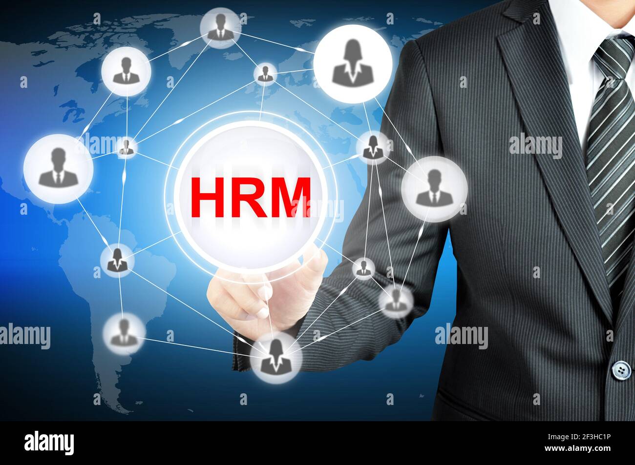 Geschäftsmann zeigt auf HRM (Human Resource Management) melden Sie sich auf dem virtuellen Bildschirm an, und verwenden Sie Personensymbole, die als Netzwerk verknüpft sind Stockfoto
