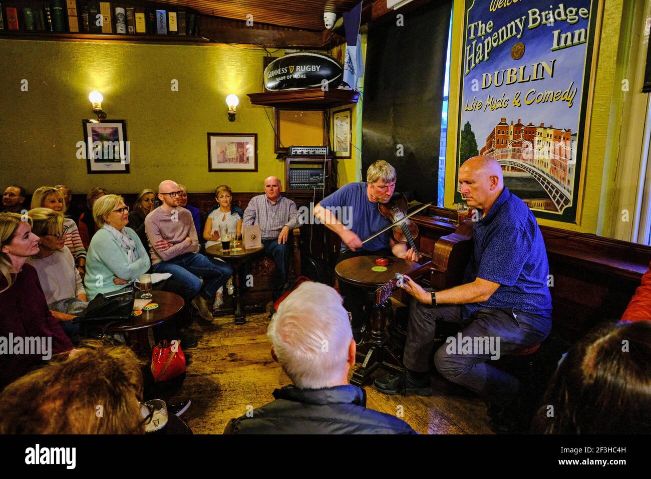 Republik Irland; Dublin, das touristische Viertel Temple Bar, das Oliver St. John Gogarty Pub, der irische Musiker Steve Shaw und Larry Fagan Stockfoto