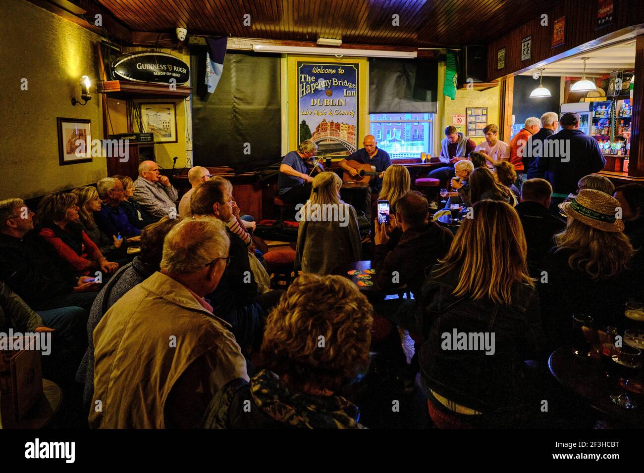 Republik Irland; Dublin, das touristische Viertel Temple Bar, das Oliver St. John Gogarty Pub, der irische Musiker Steve Shaw und Larry Fagan Stockfoto