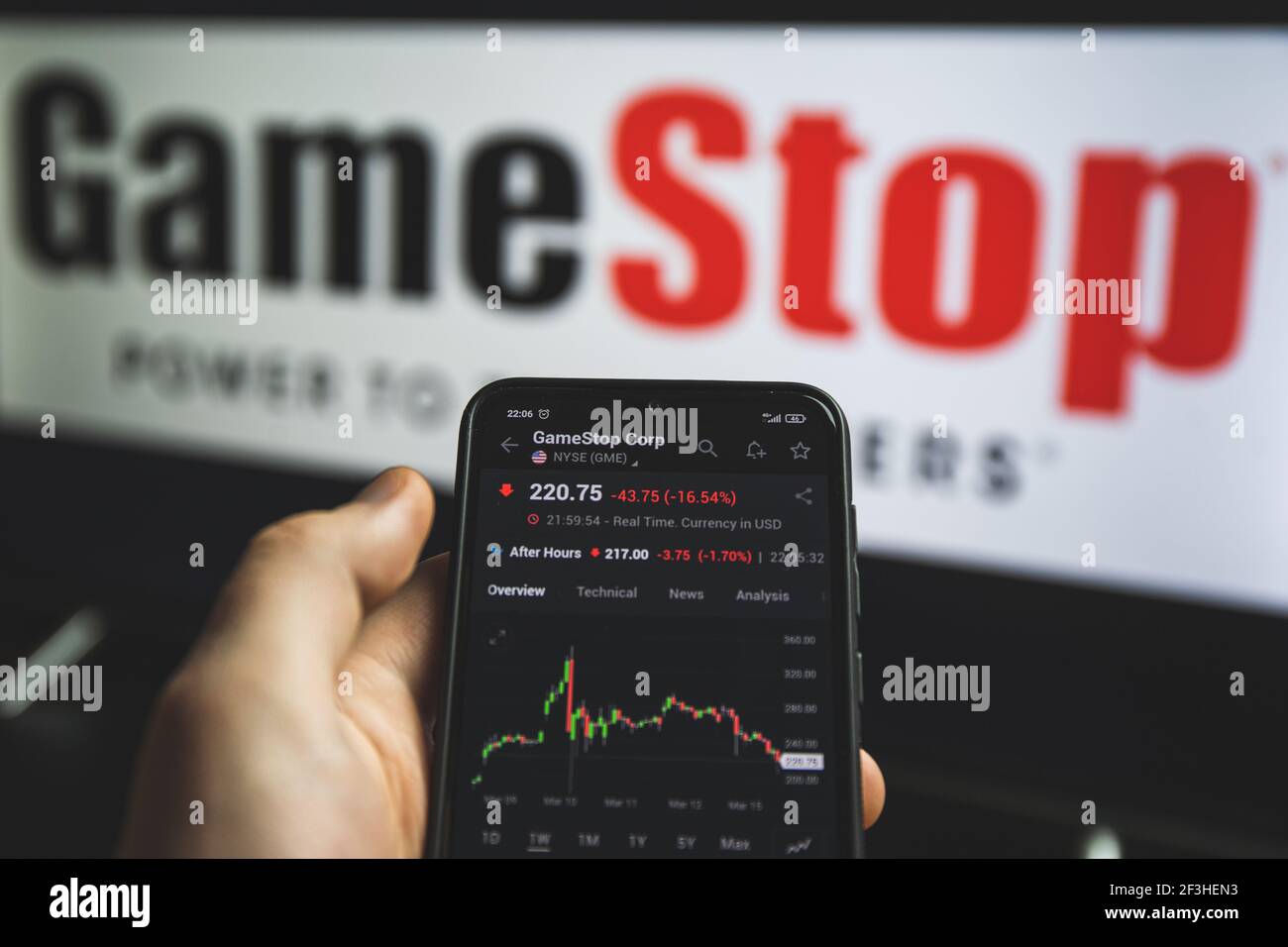 Halten von Mobiltelefonen mit Börsencharts von Stockfoto