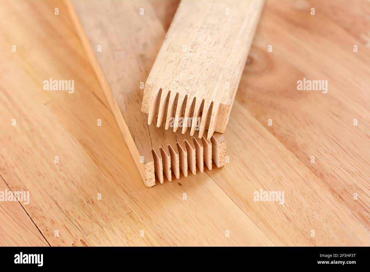 Fingergelenk am Ende der Holzstäbchen (Oder Schnittholz) - eine der Holzbearbeitung Gelenk Stockfoto