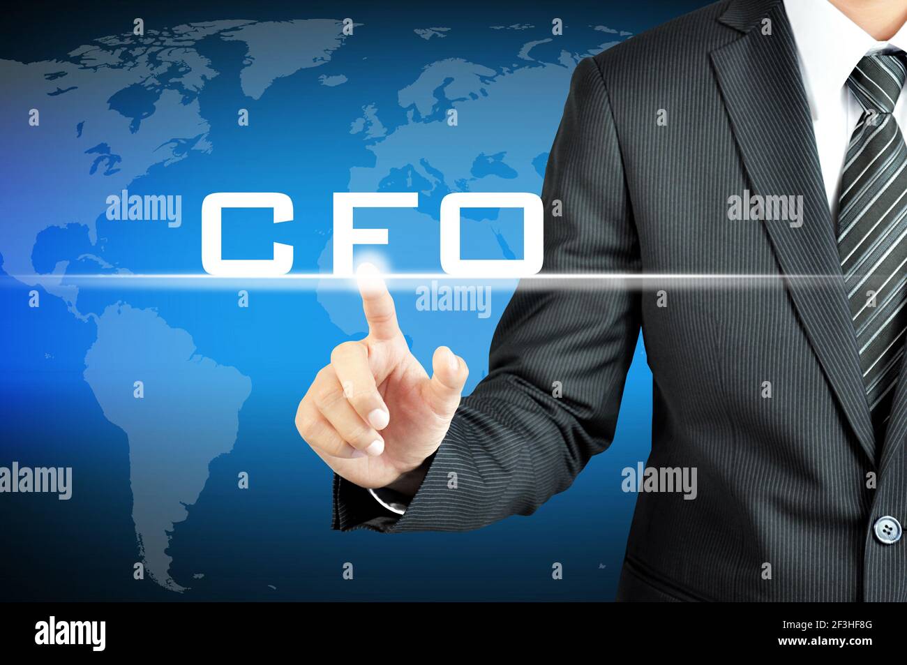 Geschäftsmann zeigt auf CFO (Chief Financial Officer) melden Sie sich auf dem virtuellen Bildschirm an Stockfoto