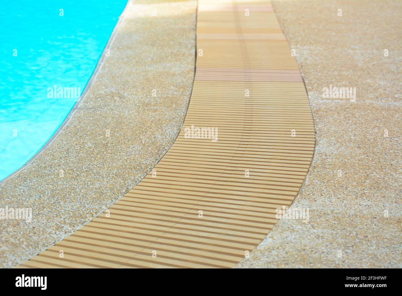 Schwimmbadkante mit Abfluss Stockfoto