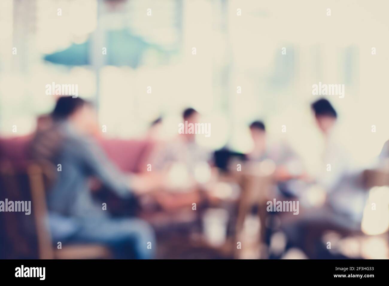Leute sitzen im Coffee Shop, verschwommener Hintergrund - Vintage & Retro-Stil Farbeffekt Stockfoto