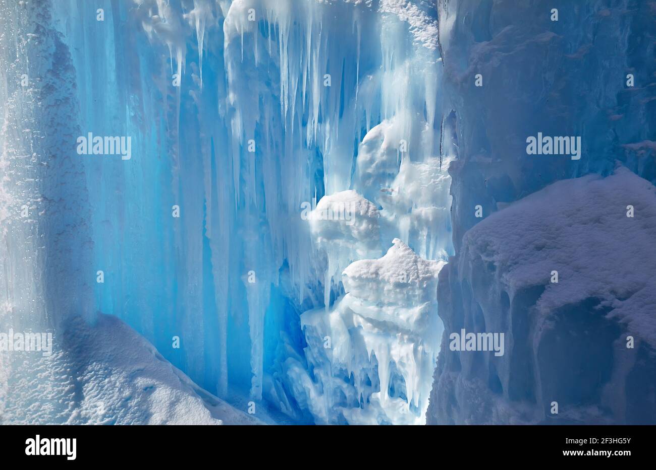 Gefrorener Bergwasserfall mit Eiszapfen Textur aus der Nähe Stockfoto