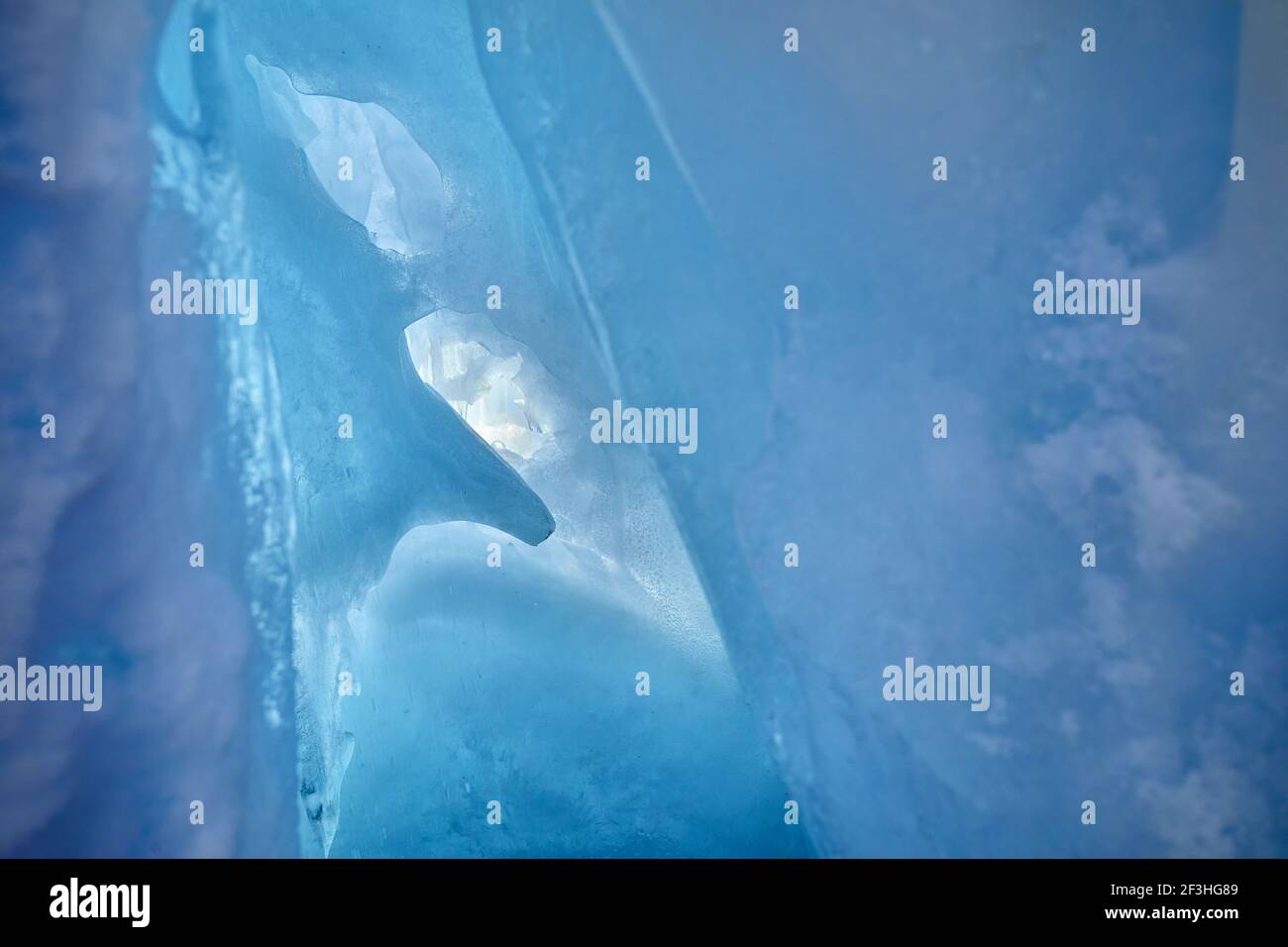 Gefrorener Bergwasserfall mit Eiszapfen Textur aus der Nähe Stockfoto