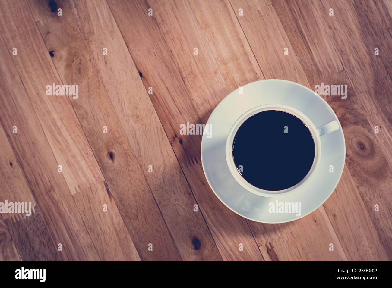 Kaffeetasse auf Holztisch (Draufsicht) - Vintage Stil Effekt Stockfoto