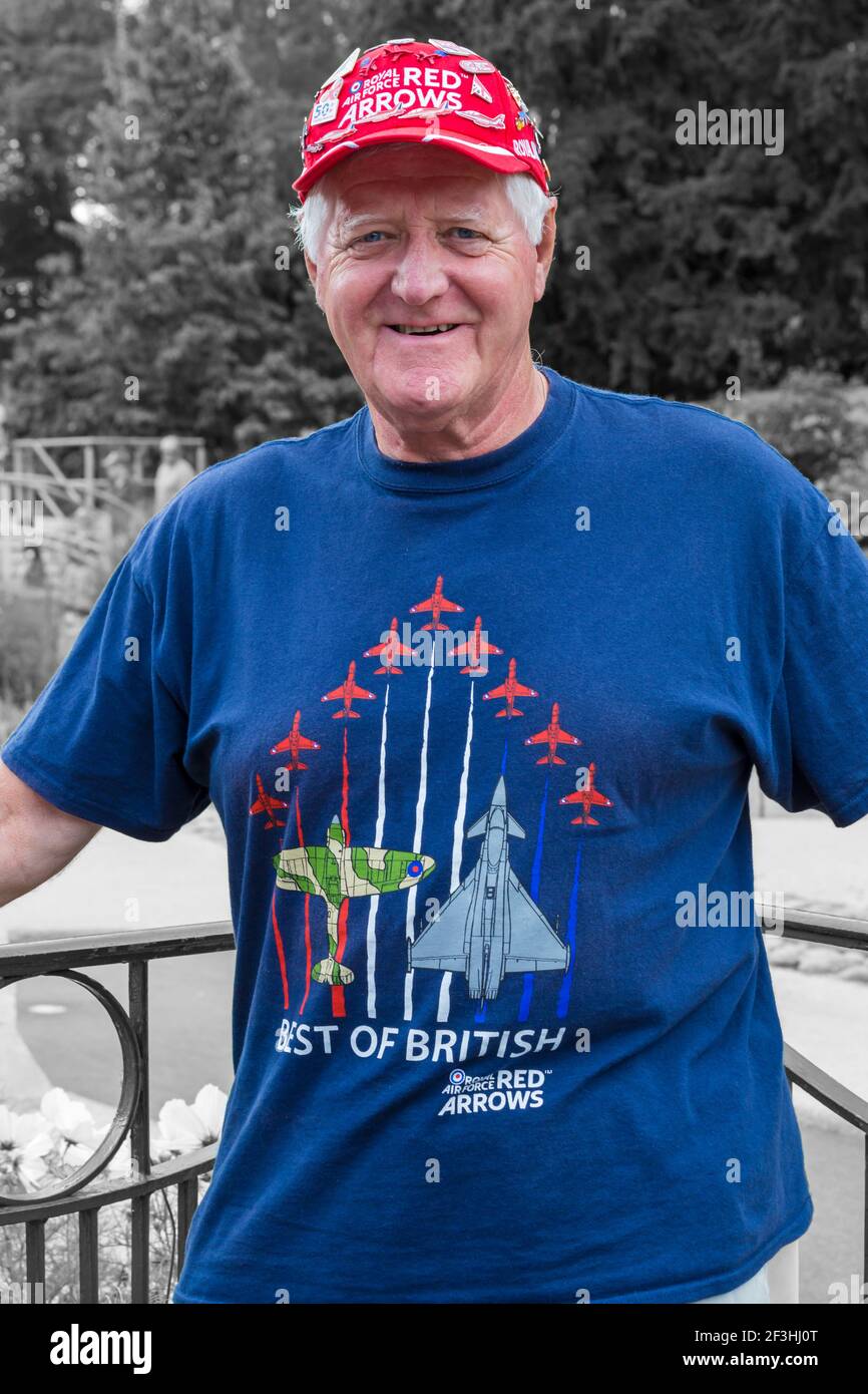 Mann mit Best of British Red Arrows T-Shirt und Red Arrows Baseballmütze beim Bournemouth Air Festival, Bournemouth, Dorset UK im August Stockfoto