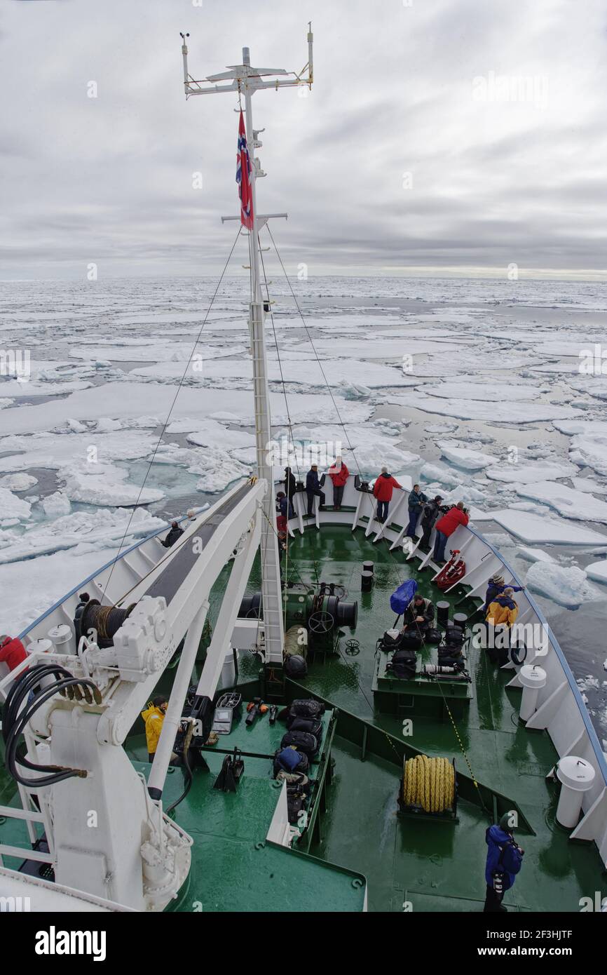 Schiff bei der Fahrt durch EisSpitzbergen LA003895 Stockfoto