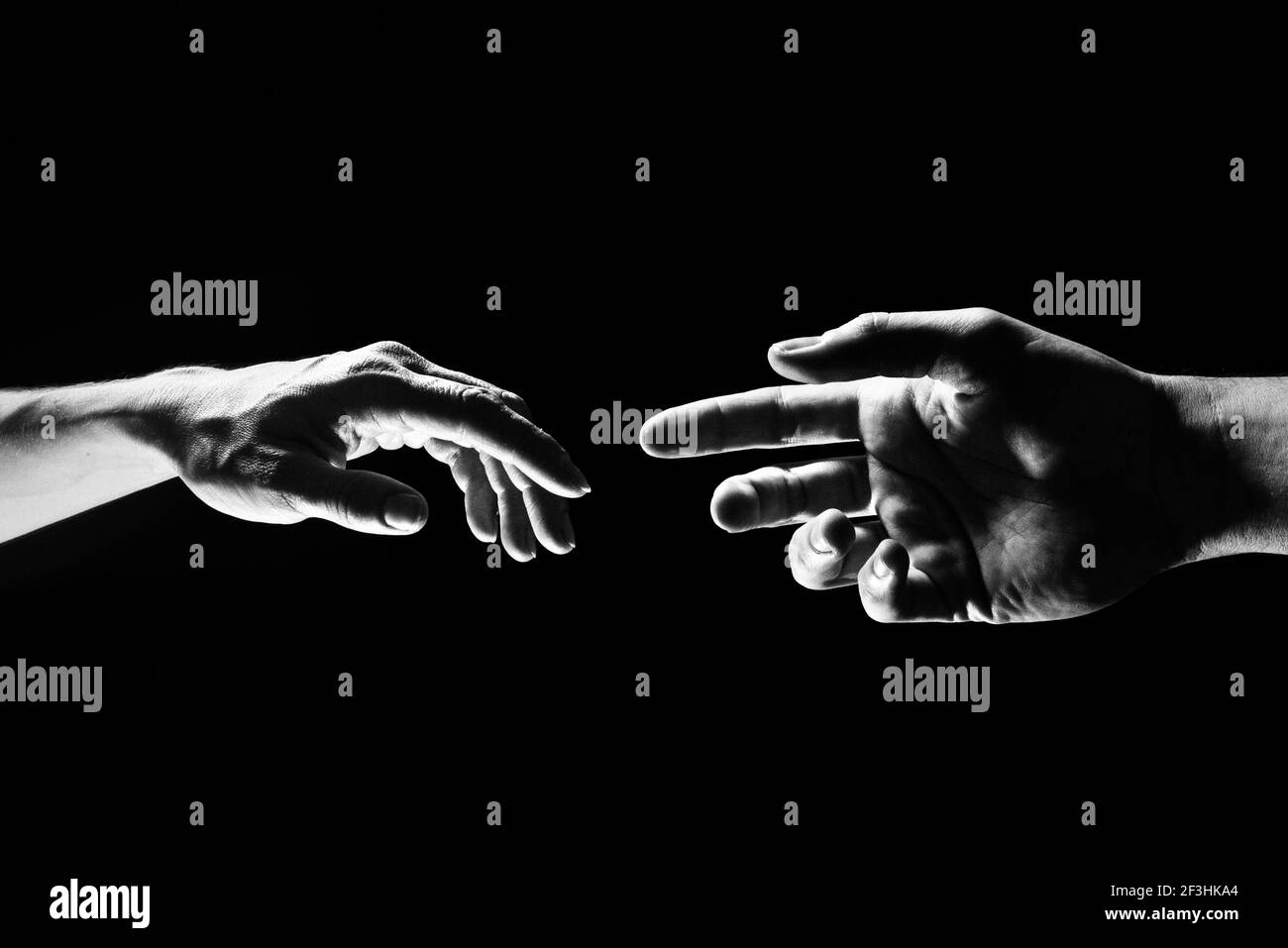 Männliche und weibliche Hände - schwarz und weiß Stockfoto