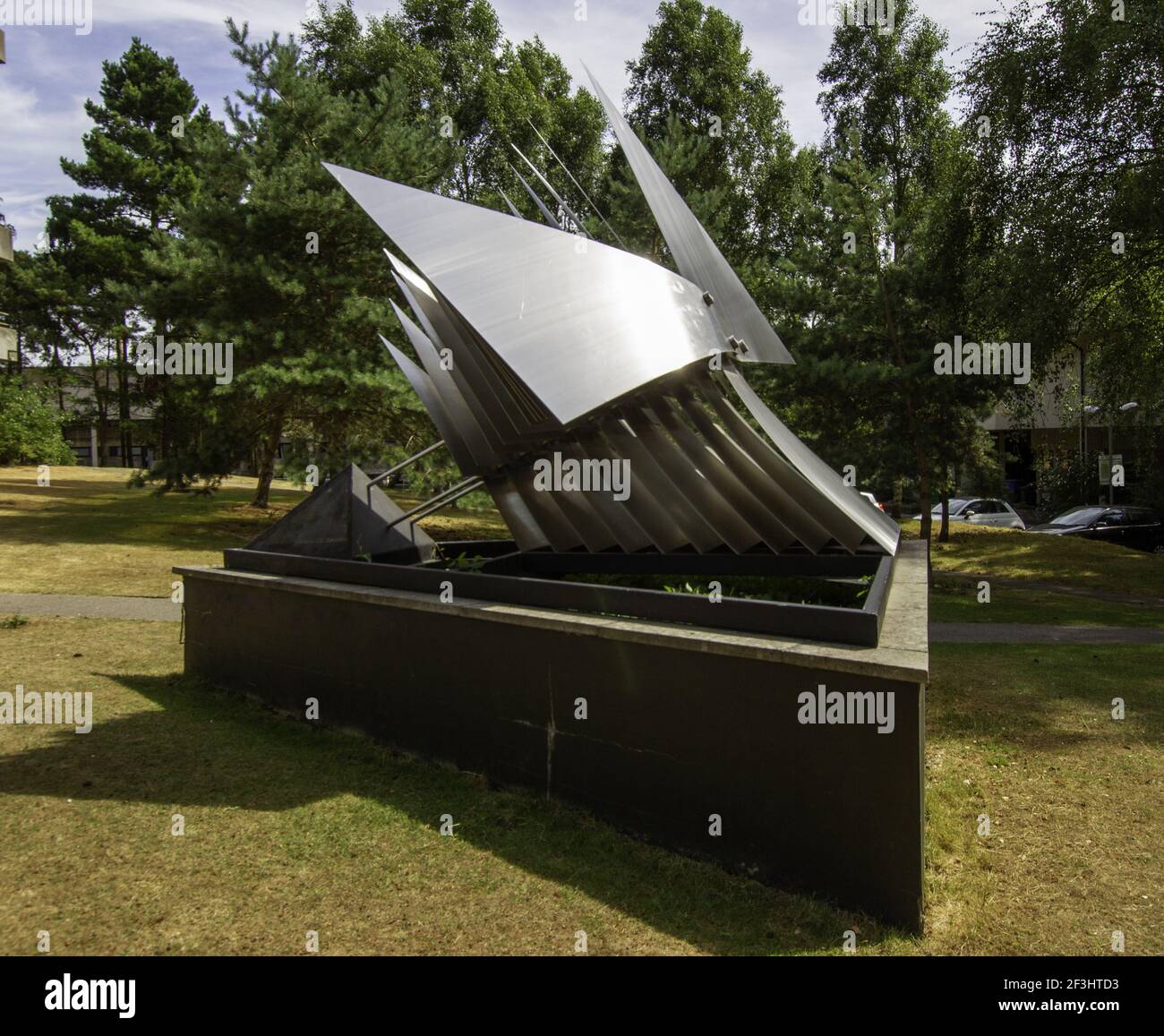 NORWICH, VEREINIGTES KÖNIGREICH - 04. Aug 2018: Die Skulptur Extrapolation von Liliane Lijn auf dem Gelände der UEA in Norwich Stockfoto