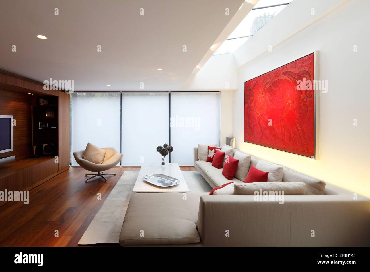 Modernes Wohnzimmer mit Jalousien gezeichnet - Architekt: MAP Projekte Stockfoto