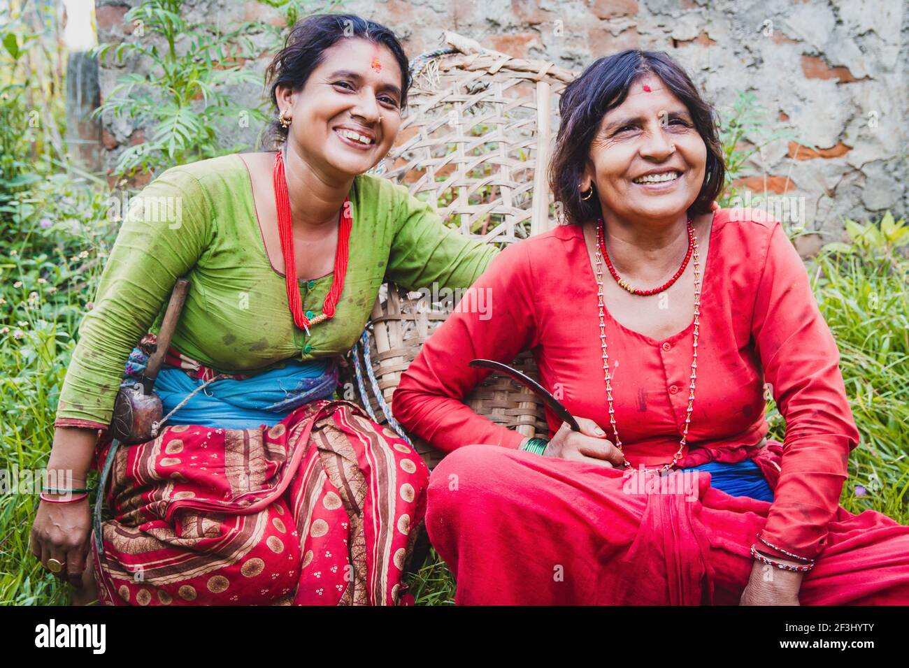 Fröhliche nepalesische Frauen in traditioneller Kleidung im ländlichen Dorf  Nepal. Nepalesische Frauen Stockfotografie - Alamy