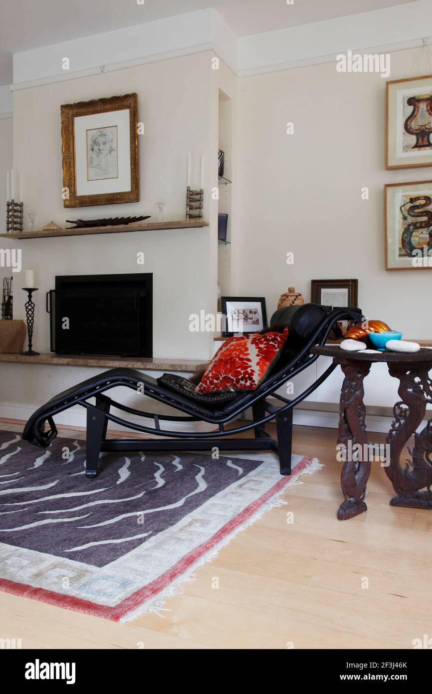Classic Corbusier modernes Tagesbett auf Teppich im Wohnzimmer - Architekt: Silk Mews Architects Stockfoto