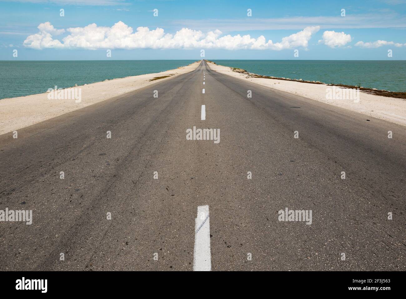 Causeway zur Cayo Coco Insel, Jardines del Rey Archipel, Kuba Stockfoto