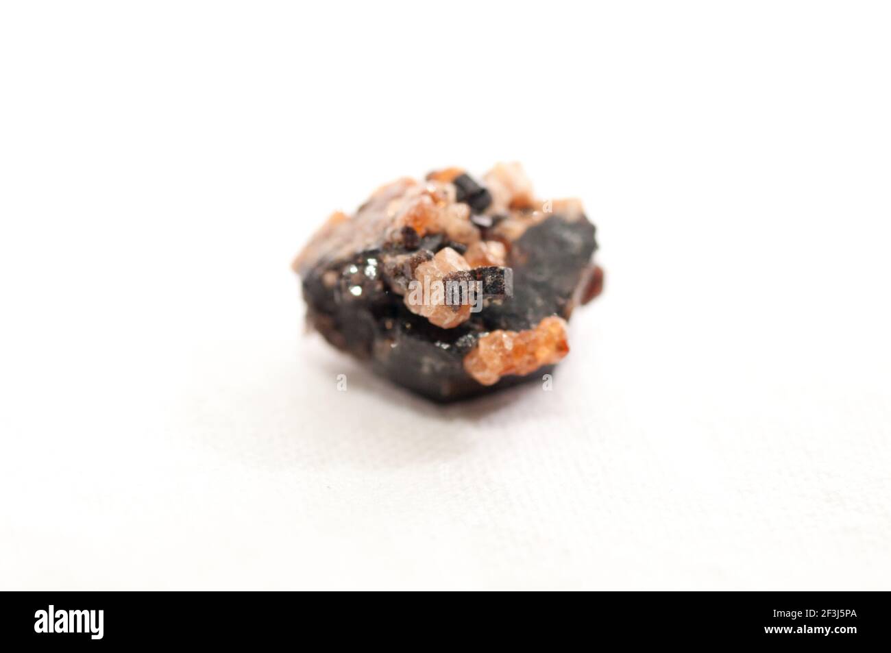 Grossular, Diopsid, vesuvianite mineralischen Probe mit Kristallen Stockfoto