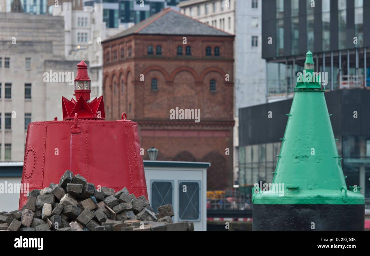 Grüne und rote Markierung Bojen am Eingang Canning Dock, Liverpool, mit Entwicklung der Mann-Insel im Hintergrund. Stockfoto