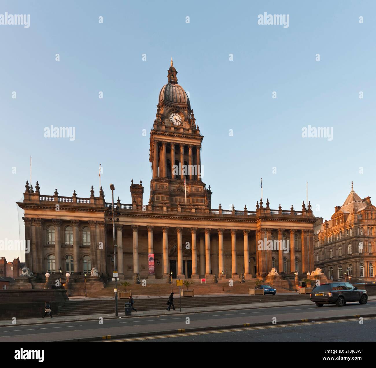 Vorderansicht des Leeds Town Hall bei Sonnenuntergang. Stockfoto