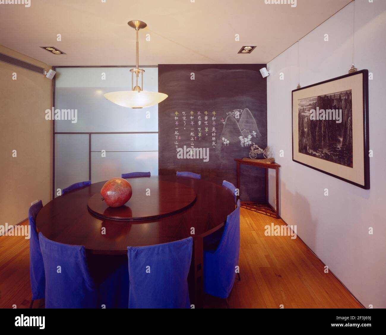 Esszimmer mit einem großen runden Charles Rennie Mackintosh Esstisch mit einer drehbaren 'Lazy Susan' für chinesische Gerichte; es passt ordentlich hinein Stockfoto