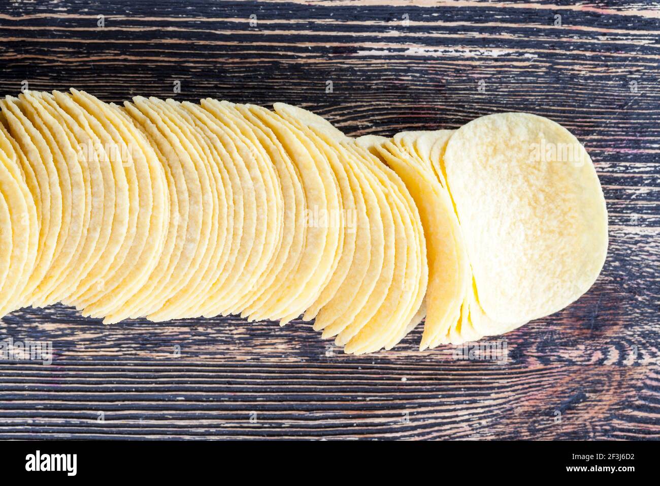 Helle dünne Kartoffelchips Stockfoto