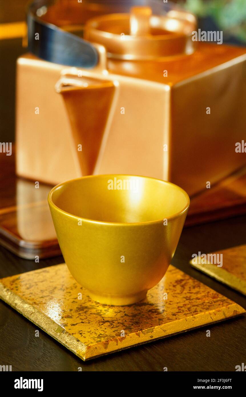 Eine Teekanne und Teekanne geben der alten chinesischen Kunst der Lackierung einen modernen Rand, Shanghai, China. Stockfoto