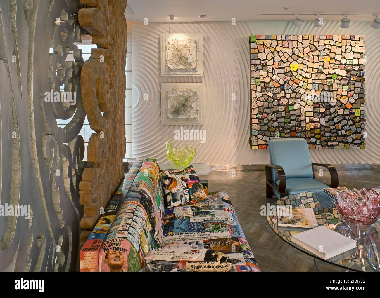Pearl Lams Wohnung in Shanghai ist auch ein Ausstellungsraum für chinesische und westliche Kunst. EIN Sofa von Mattia Bonetti ist mit Bildern bestickt Stockfoto
