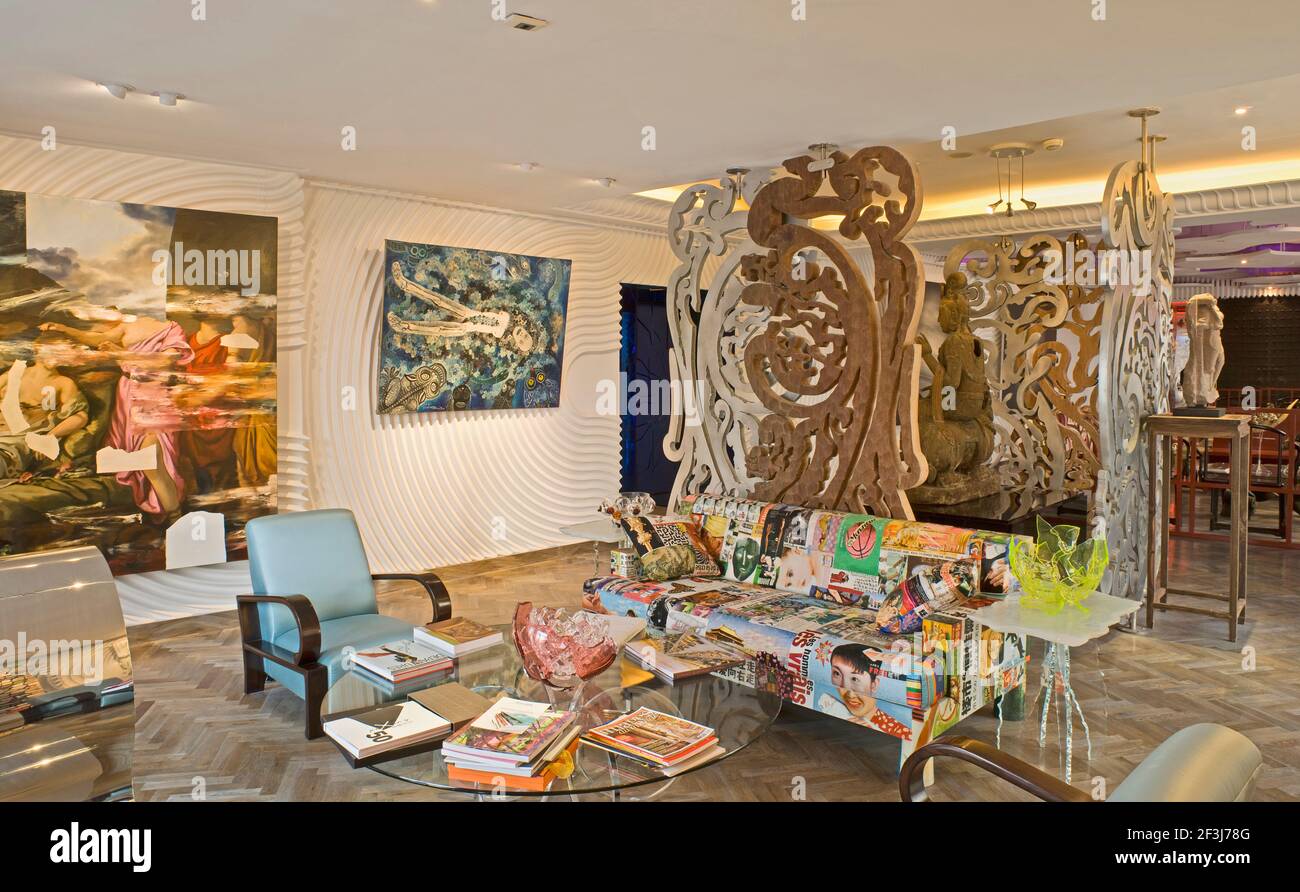 Pearl Lams Wohnung in Shanghai ist auch ein Ausstellungsraum für chinesische und westliche Kunst. EIN Sofa von Mattia Bonetti ist mit Bildern bestickt Stockfoto