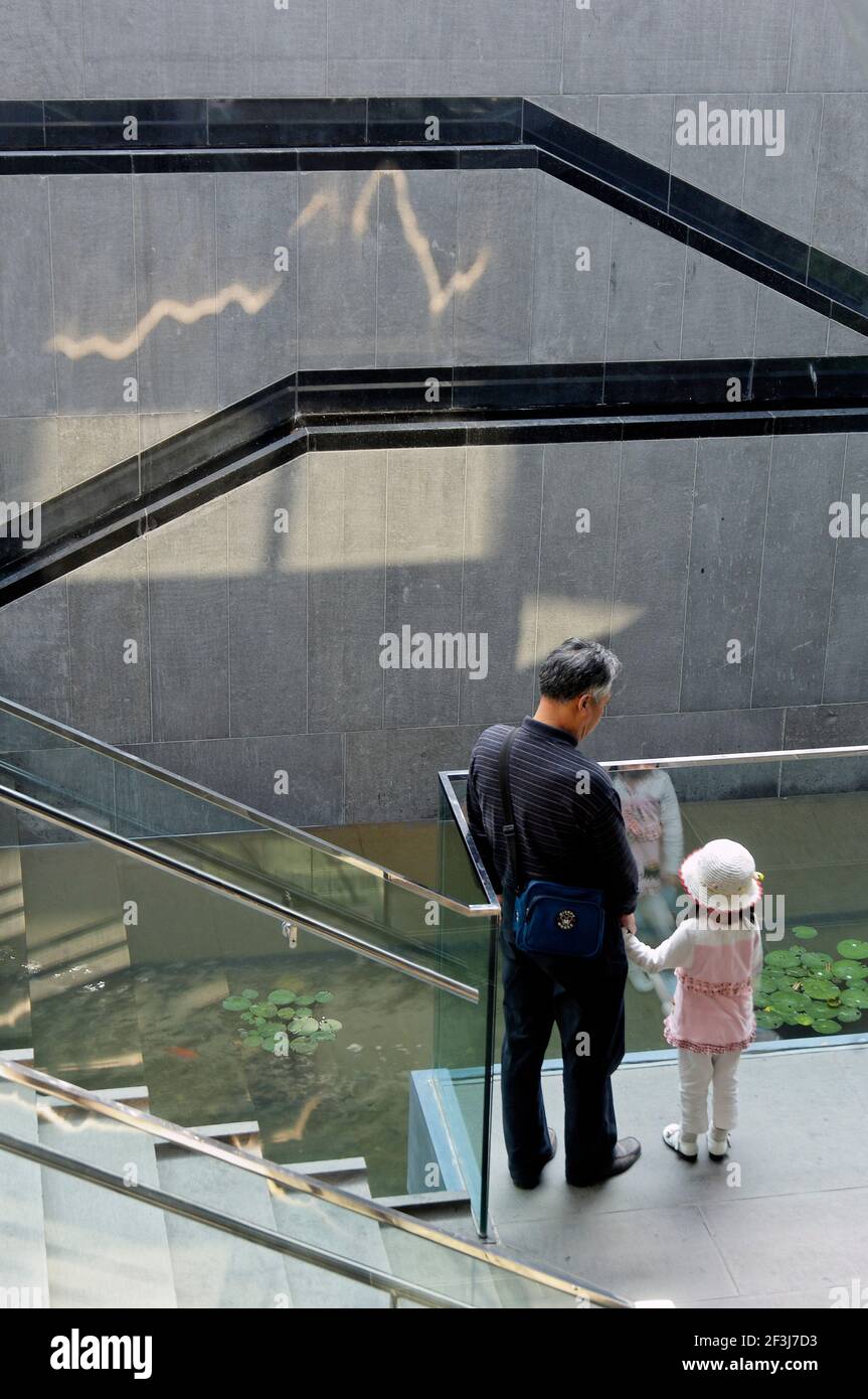 Suzhou Museum, entworfen vom Architekten I.M. Pei und abgeschlossen in 2006. Eine moderne Interpretation von Baustilen aus diesem traditionellen Zentrum von Chines Stockfoto