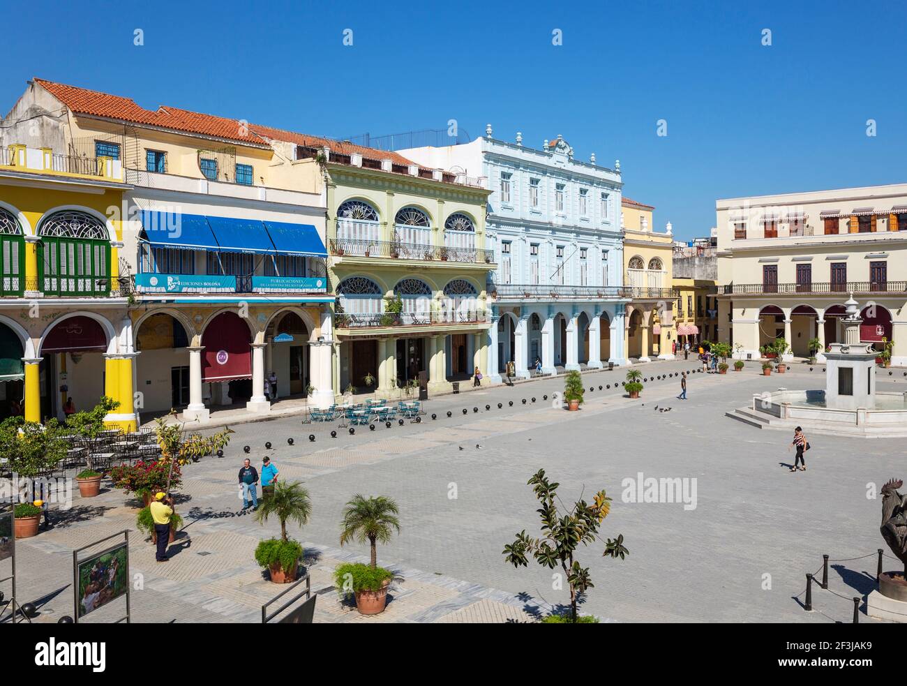 Plaza Vieja mit seinen restaurierten Säulengebäuden, Habana Vieja, Havanna, Kuba Stockfoto