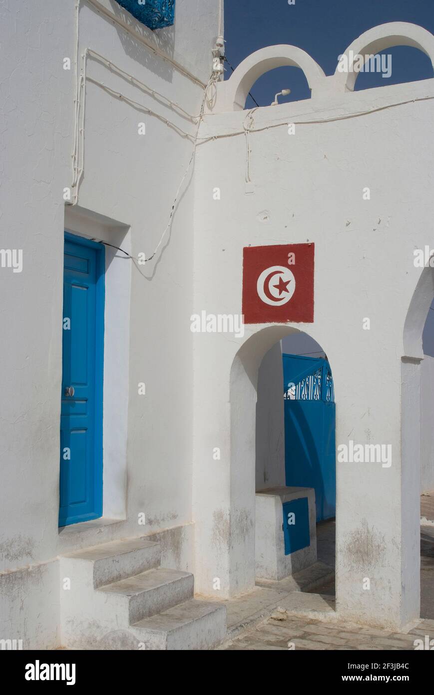 Der Eingang und die Flagge der Synagoge La Ghriba, "die älteste Synagoge der Welt", Erriadh, Djerba, Tunesien Stockfoto