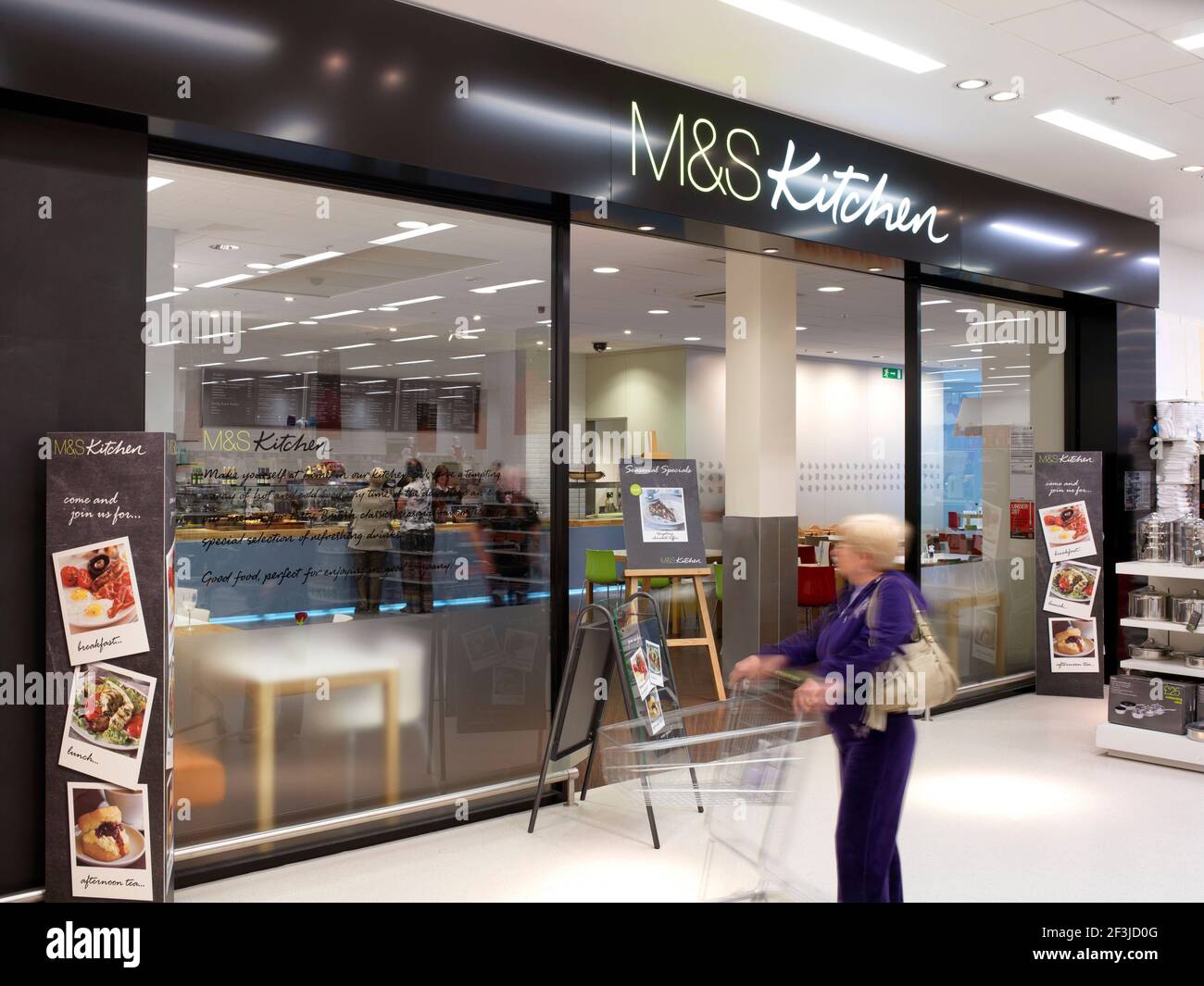 Marks and Spencer PLC M&S Warrington Gemini. Die Sanierung und Erweiterung eines Marks and Spencers-Stores im Gemini Retail Park in Warrington Stockfoto